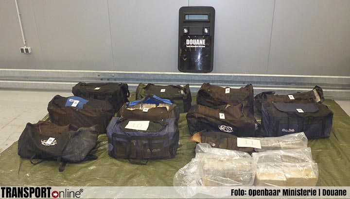 Zestien sporttassen vol cocaïne aangetroffen in Rotterdamse haven