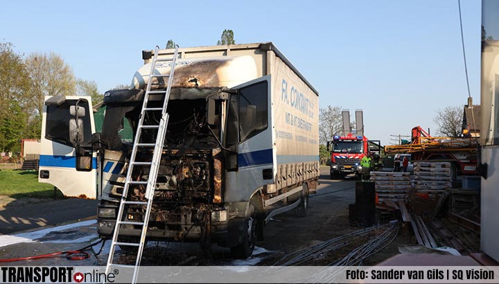 Cabine van vrachtwagen vliegt in brand op boerenerf [+foto]