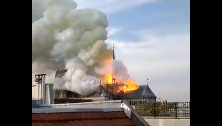 Brand uitgebroken in Parijse kathedraal Notre-Dame [+foto's&video's]