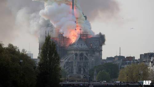 Macron op weg naar de brand in Notre-Dame