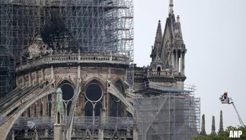 Brand in kathedraal Notre-Dame uit