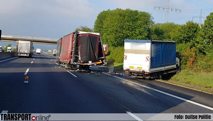 Twee gewonden en 70.000 euro schade bij ongeval met drie vrachtwagens op Duitse A7 [+foto's]