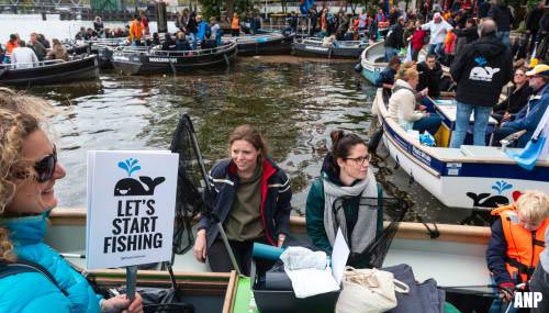 Plastic Whale vist 164 zakken afval uit Amsterdamse grachten