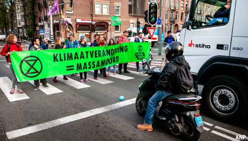 Klimaatactivisten blokkeren straten Amsterdam