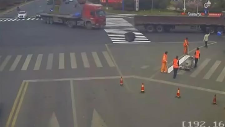 Wegwerker zwaargewond na losraken vrachtwagenwiel [+video]