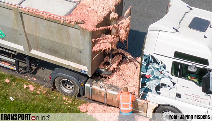 Vrachtwagen verliest slachtafval op A7 Heerenveen richting Drachten [+foto]
