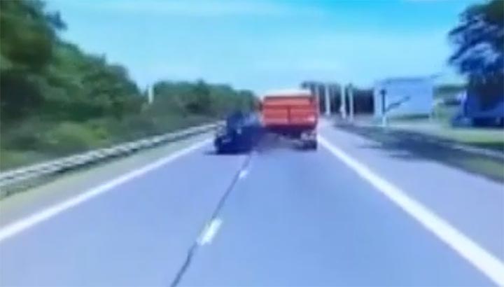 Automobilist botst op vrachtwagen na bizarre inhaalmanoeuvre [+video]