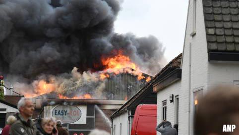 Huizen ontruimd in Loosdrecht vanwege grote brand [+foto's]