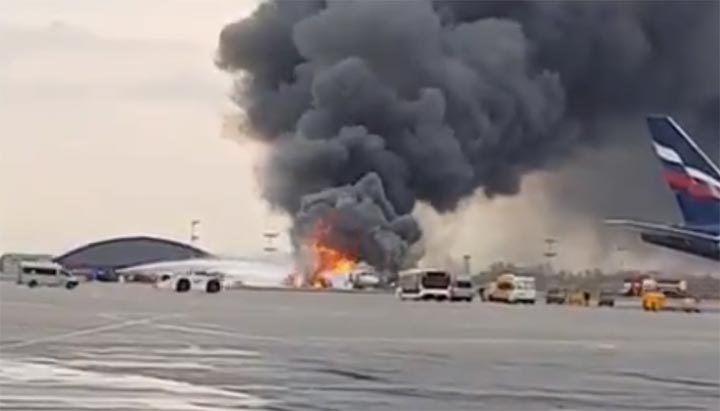 Passagiersvliegtuig in brand op vliegveld Moskou: ruim 40 doden [+video's]