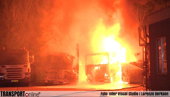 Twee vrachtwagens uitgebrand in Zaandam [+foto]