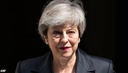 Britse premier May kondigt vertrek aan