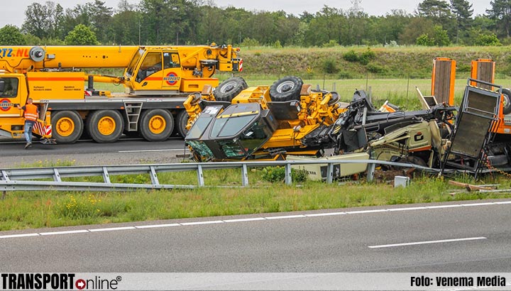 Vrachtwagen met verreiker rijdt door middenberm op A2 bij Weert; enorme ravage [+foto]