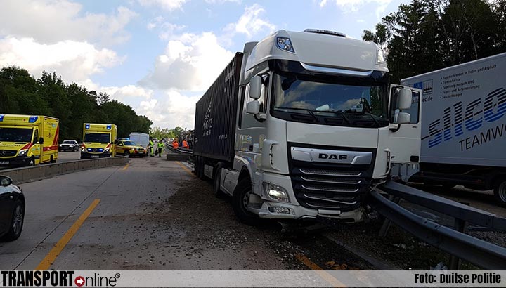 Vrachtwagenchauffeur met drank op veroorzaakt groot ongeval op Duitse A7 [+foto]