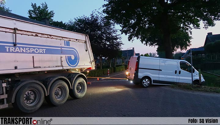 Hulpvaardige vrachtwagenchauffeur helpt bestelbus uit de sloot [+foto]