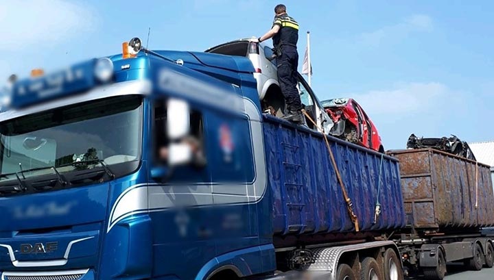 1.000 euro boete voor te hoog beladen vrachtwagen [+foto]