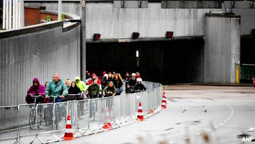 Fietsers massaal door de IJtunnel vanwege ov-staking