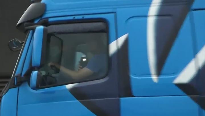 Politieagent toont dode vrachtwagenchauffeur aan  filmende chauffeurs [+video's]