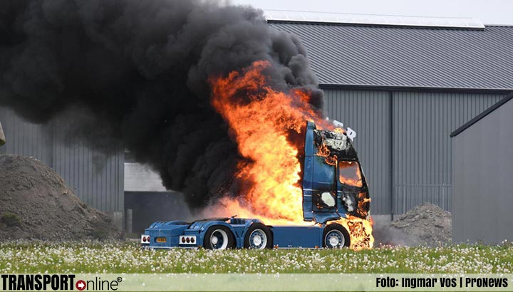 Vrachtwagen in brand gevlogen bij bedrijf in Ulrum [+foto]