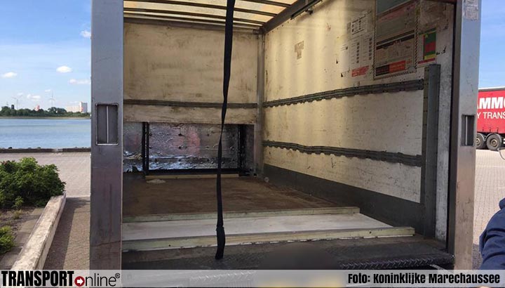 Marechaussee ontdekt in totaal 27 vreemdelingen in vrachtwagens in Hoek van Holland