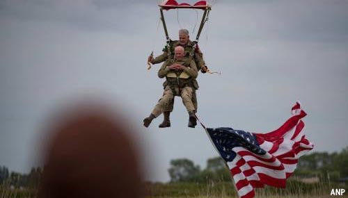 D-day-veteraan Tom Rice (97) maakt parachutesprong