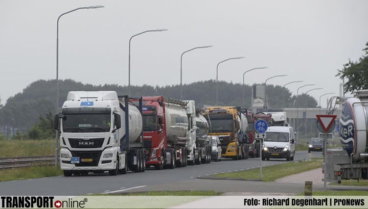 Vrachtwagens mogen terrein Teijin Aramid niet op na lekkage gevaarlijke stof [+foto]