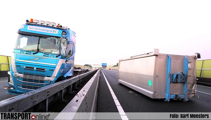 Vrachtwagen verliest containers na aanrijding met vangrail op A2 [+foto]