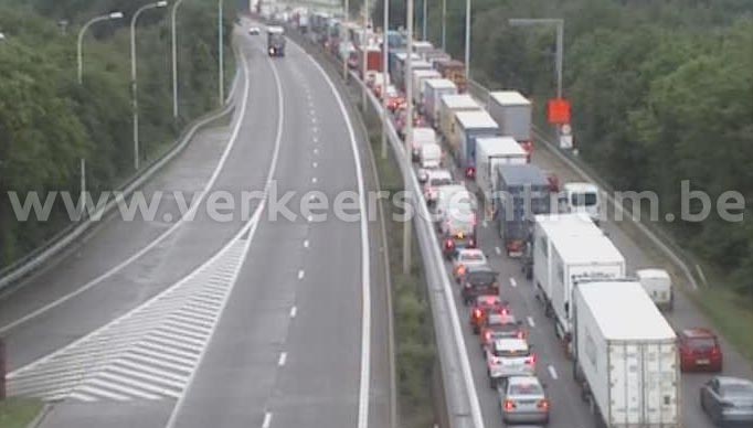 Belgische E313 urenlang afgesloten na ongeval met geladen tankwagen [+video]