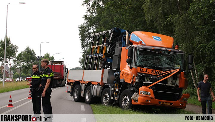 Vrachtwagen total loss na aanrijding met andere vrachtwagen op N233 [+foto]
