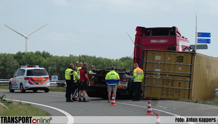 Vrachtwagen verliest container en rijdt in vangrail [+foto's]
