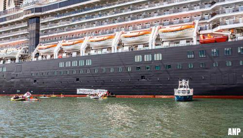 Actiegroep blokkeert Nederlands cruiseschip de Zuiderdam