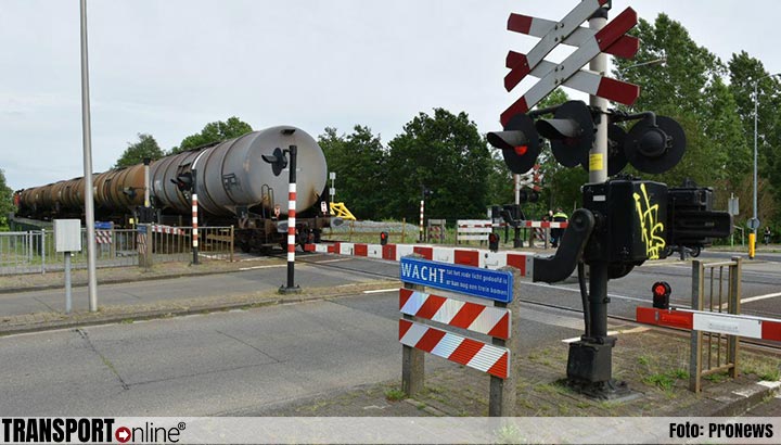 Overweg in Groningen gestremd door goederentrein met pech [+foto]