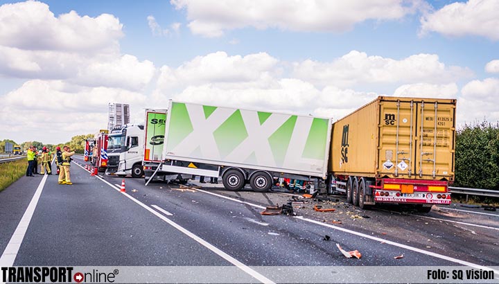 Ernstige aanrijding met drie vrachtwagens op A67: chauffeur overleden [+foto's]