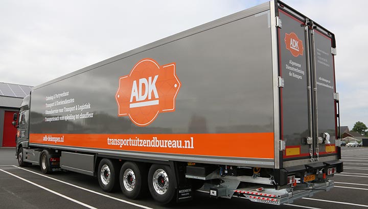 Wezenberg levert nieuwe polyester Krone koeltrailer aan ADK de Kempen