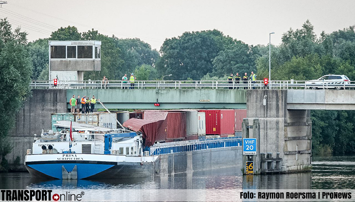 Containerschip 'Prisa' vaart tegen brug over Van Starkenborghkanaal [+foto]