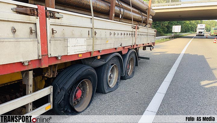 Vrachtwagen met drie lekke banden zorgt voor lange file A59 [+foto]