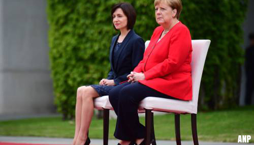 Merkel luistert weer zittend naar volkslied