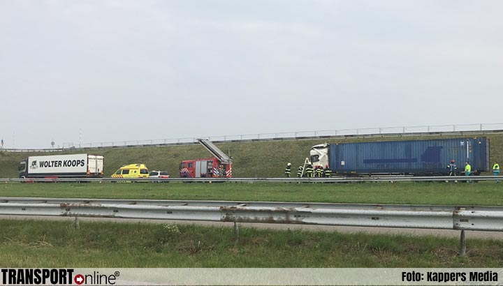Aanrijding met twee vrachtwagens op Afsluitdijk [+foto's]