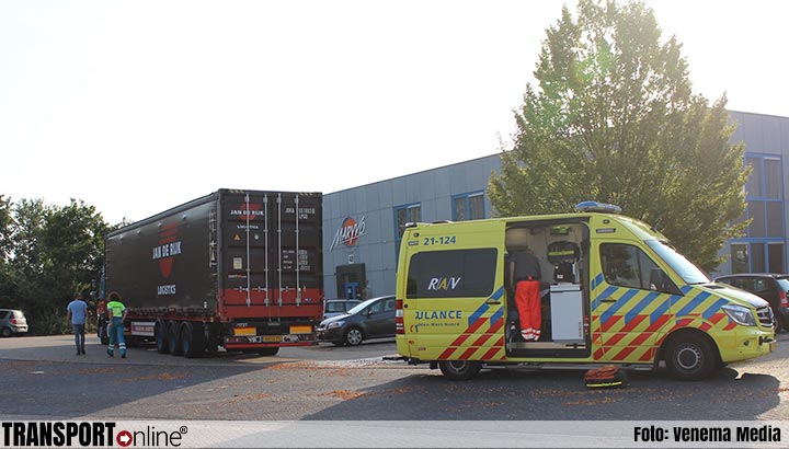 Vrachtwagenchauffeur zwaargewond bij bedrijfsongeval in Schijndel [+foto]
