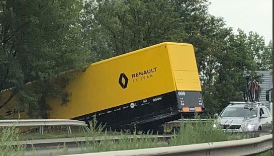 Vrachtwagen Renault F1 Team door vangrail op Hongaarse M1 [+foto's] 