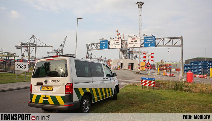 Vrachtwagen klemgereden door arrestatieteam in Rotterdam [+foto's]