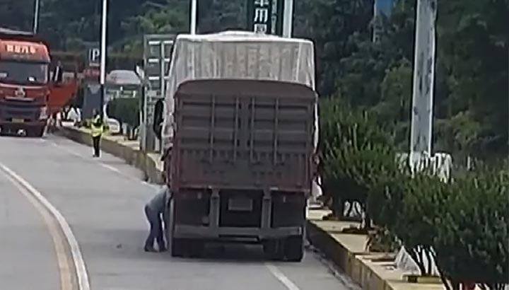 Vrachtwagenband explodeert in gezicht chauffeur [+video] 