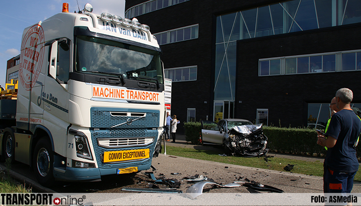 Automobilist botst tijdens proefrit op vrachtwagen [+foto]