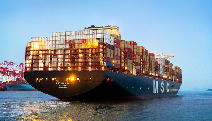 Grootste containerschip MSC Gülsün onderweg naar Rotterdam