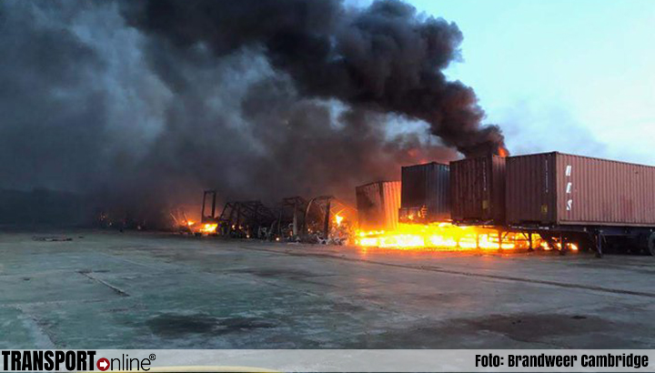 Veertig vrachtwagentrailers gaan in rook op bij Britse wasmachinefabriek [+video]