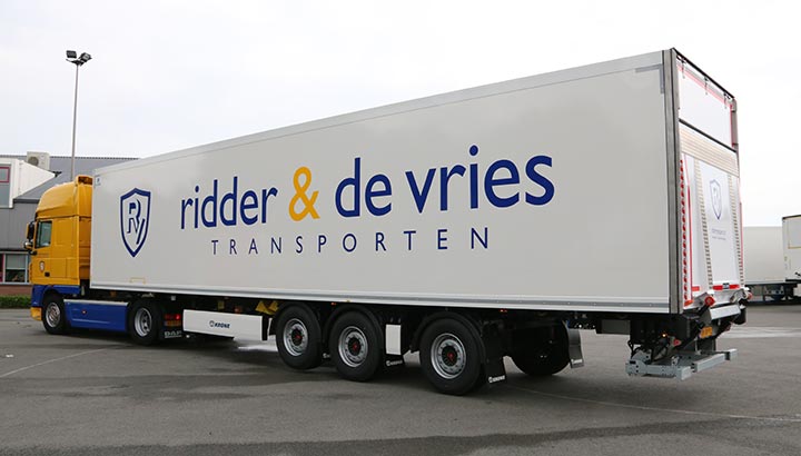 Ridder & De Vries Transporten kiest voor Wezenberg Polyester Krone koeloplegger met stuuras