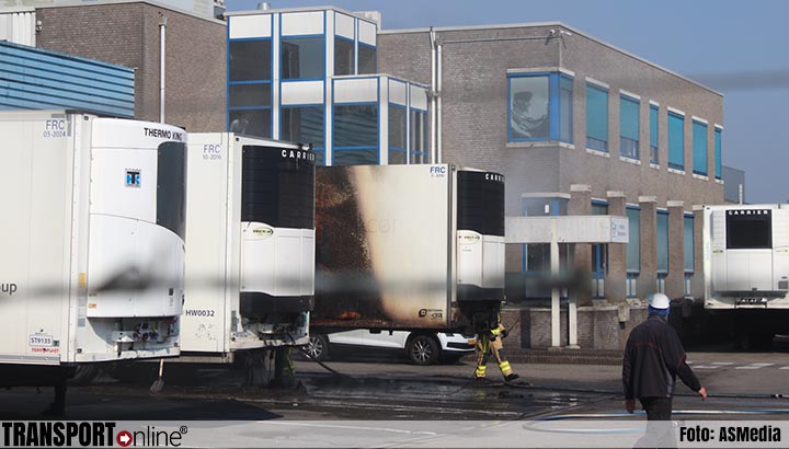 Trailer vliegt in brand bij laadperron slachterij Vion in Apeldoorn [+foto]