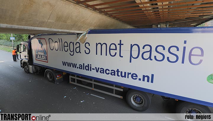 Vrachtwagen vast onder viaduct Zoetermeer [+foto]