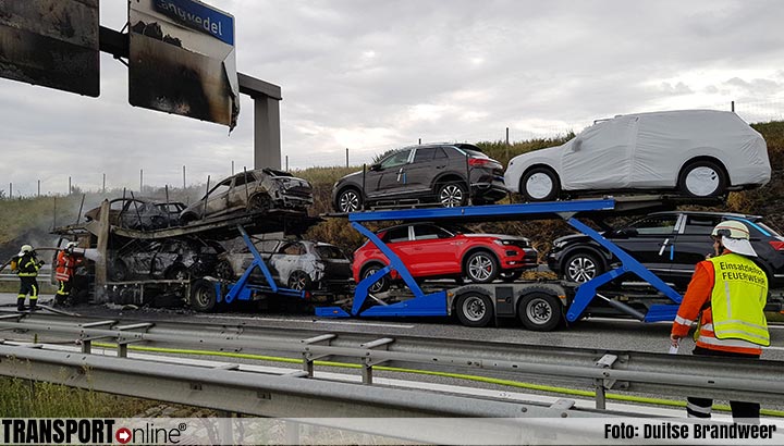 Autotransporter met acht auto's in brand op Duitse A27 [+foto]