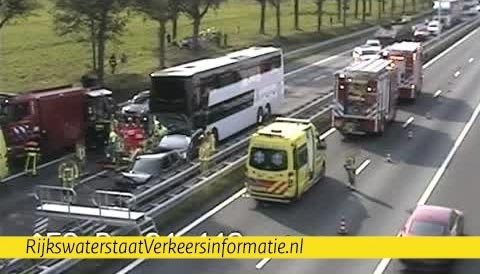 A58 bij Oirschot afgesloten na ongeval tussen bus met kinderen en meerdere auto's [+foto]