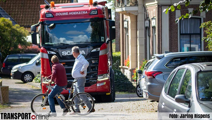 Bewoners Jorwerd blokkeren vrachtwagens met klei [+foto&video]